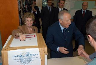 Il Presidente Carlo Azeglio Ciampi e la moglie Franca al Seggio elettorale per le elezioni europee del 2004, Roma