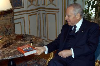 Incontro con il Cav. Lav. Dott. Giuseppe Marra, Direttore dell'Adn Kronos, per presentare il nuovo "Libro dei Fatti 2004"