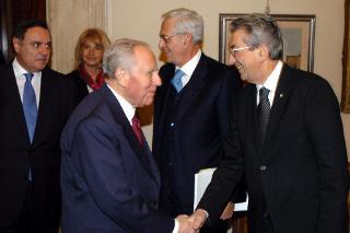 Intervento del Presidente della Repubblica, in forma ufficiale, alla presentazione della Relazione per l'anno 2003 della Commissione di garanzia per l'attuazione della legge sullo sciopero nei servizi pubblici essenziali, Roma, Palazzo Montecitorio, Sala della Lupa
