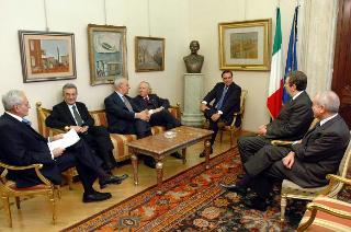 Intervento del Presidente della Repubblica, in forma ufficiale, alla presentazione della Relazione per l'anno 2003 della Commissione di garanzia per l'attuazione della legge sullo sciopero nei servizi pubblici essenziali, Roma, Palazzo Montecitorio, Sala della Lupa