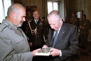 Incontro con una delegazione di Ufficiali ed Agenti del Corpo Forestale dello Stato, in servizio di Guardia d'Onore al Palazzo del Quirinale