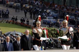 Deposizione di una corona d'alloro all'Altare della Patria nella Festa Nazionale della Repubblica, Roma