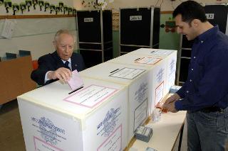Il Presidente Carlo Azeglio Ciampi e la moglie Franca al Seggio Elettorale, Roma