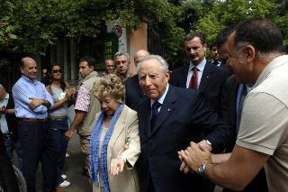 Il Presidente Carlo Azeglio Ciampi e la moglie Franca al Seggio Elettorale, Roma