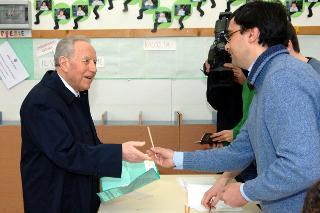 Il Presidente Carlo Azeglio Ciampi e la moglie Franca al seggio elettorale, Roma