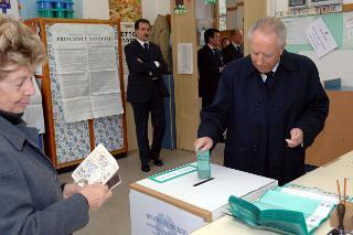 Il Presidente Carlo Azeglio Ciampi e la moglie Franca al seggio elettorale, Roma