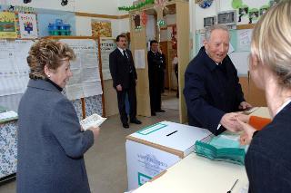 Il Presidente Carlo Azeglio Ciampi e la moglie Franca al seggio elettorale, Roma