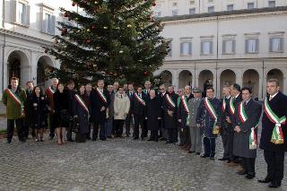 Breve incontro, nel Cortile d'Onore, con il Presidente della Comunità Montana del Casentino ed alcuni Sindaci della Toscana, che hanno donato l'abete natalizio, Palazzo del Quirinale