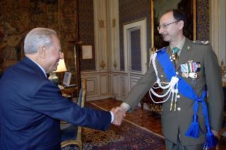 Gen. Brig. Antonio Venci e Col. Salvatore Camporeale, rispettivamente Aiutante di Campo ed Assistente Militare del Presidente della Repubblica uscente ed entrante, Palazzo del Quirinale