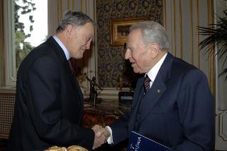 Incontro con il Dott. Paolo Terribile, Presidente del Club Distretti Italiani, per presentare la "Guida ai Distretti Italiani 2005-2006", Palazzo del Quirinale
