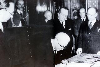 Il Capo Provvisorio dello Stato Enrico De Nicola firma l'atto di promulgazione della Costituzione