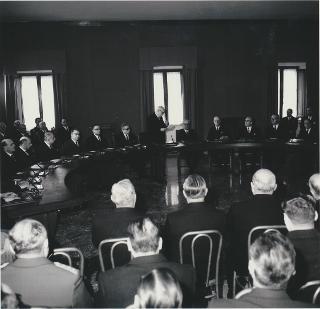 Giovanni Gronchi presiede una riunione del Consiglio Superiore della Magistratura, Roma, Palazzo dei Marescialli