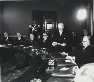 Giovanni Gronchi presiede una riunione del Consiglio Superiore della Magistratura, Roma, Palazzo dei Marescialli