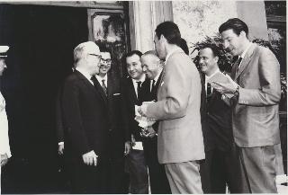 Giovanni Gronchi con alcuni giornalisti al Quirinale