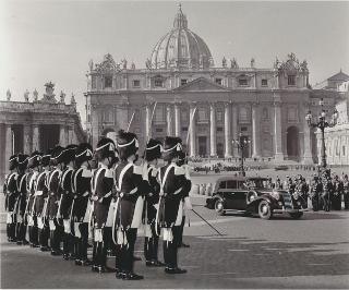 Il Presidente Gronchi lascia il Vaticano dopo la visita ufficiale a Sau Santità Papa Pio XII