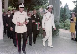 Visita ufficiale del Presidente Leone nella provincia di Vercelli, per il conferimento della Medaglia d'Oro al Valor Militare alla Valle Valsesia per attività partigiana (Sagliano Micca - visita all'Istituto "Domus Laetitiae")