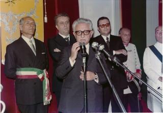 Visita ufficiale del Presidente Leone nella provincia di Vercelli, per il conferimento della Medaglia d'Oro al Valor Militare alla Valle Valsesia per attività partigiana (Sagliano Micca - visita all'Istituto "Domus Laetitiae")