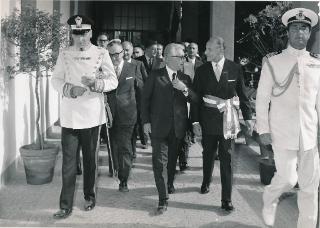 Visita ufficiale del Presidente Leone nella provincia di Vercelli, per il conferimento della Medaglia d'Oro al Valor Militare alla Valle Valsesia per attività partigiana (Sagliano Micca - visita all'Istituto "Domus Laetitiae")
