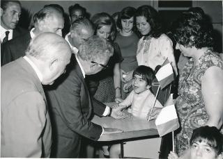 Visita ufficiale del Presidente Leone nella provincia di Vercelli, per il conferimento della Medaglia d'Oro al Valor Militare alla Valle Valsesia per attività partigiana (Sagliano Micca - visita all'Istituto "Domus Laetitiae")