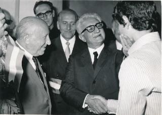 Visita ufficiale del Presidente Leone nella provincia di Vercelli, per il conferimento della Medaglia d'Oro al Valor Militare alla Valle Valsesia per attività partigiana (Sagliano Micca - visita all'Istituto "Domus Laetitiae")