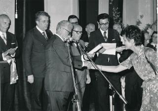 Visita ufficiale del Presidente Leone nella provincia di Vercelli, per il conferimento della Medaglia d'Oro al Valor Militare alla Valle Valsesia per attività partigiana (Sagliano Micca - visita all'Istituto "Domus Laetitiae")