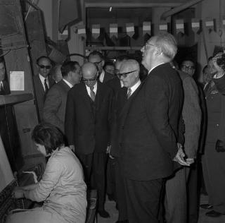 Il Presidente Saragat a San Giovanni in Fiore, presso il Consorzio Artigiano per la lavorazione del tappeto, durante la visita in Calabria
Archivio Fotografico "Giuseppe Malito"