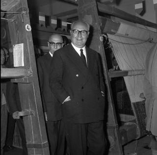 Il Presidente Saragat a San Giovanni in Fiore, presso il Consorzio Artigiano per la lavorazione del tappeto, durante la visita in Calabria
Archivio Fotografico "Giuseppe Malito"