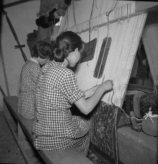 Il Presidente Saragat a San Giovanni in Fiore, presso il Consorzio Artigiano per la lavorazione del tappeto, durante la visita in Calabria
Archivio Fotografico "Giuseppe Malito"