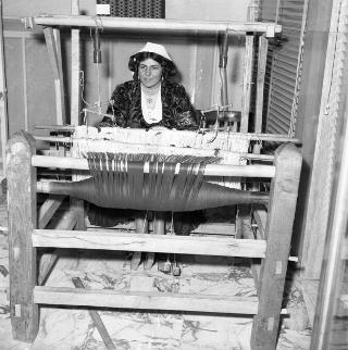 Il Presidente Saragat a San Giovanni in Fiore, presso il Consorzio Artigiano per la lavorazione del tappeto, durante la visita in Calabria
Archivio Fotografico "Giuseppe Malito"