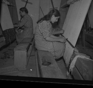 Il Presidente Saragat a San Giovanni in Fiore, presso il Consorzio Artigiano per la lavorazione del tappeto, durante la visita in Calabria
Archivio Fotografico "Giuseppe Malito"