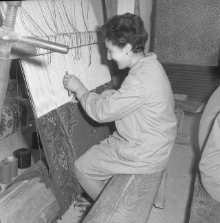 Il Presidente Saragat a San Giovanni in Fiore, presso il Consorzio Artigiano per la lavorazione del tappeto, durante la visita in Calabria
Archivio Fotografico "Giuseppe Malito"