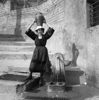 Il Presidente Saragat a San Giovanni in Fiore, presso il Consorzio Artigiano per la lavorazione del tappeto, durante la visita in Calabria
Archivio Fotografico "Giuseppe Malito"