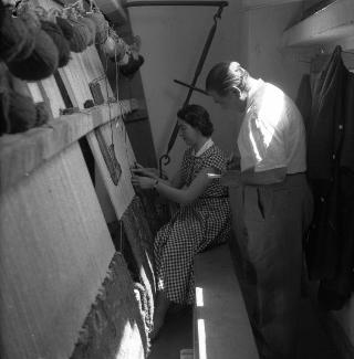 Il Presidente Saragat a San Giovanni in Fiore, presso il Consorzio Artigiano per la lavorazione del tappeto, durante la visita in Calabria
Archivio Fotografico "Giuseppe Malito"