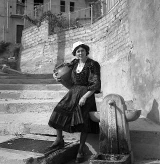 Il Presidente Saragat a San Giovanni in Fiore, presso il Consorzio Artigiano per la lavorazione del tappeto, durante la visita in Calabria
Archivio Fotografico "Giuseppe Malito"