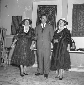 Il Presidente Saragat a San Giovanni in Fiore, presso il Consorzio Artigiano per la lavorazione del tappeto, durante la visita in Calabria
Archivio Fotografico "Giuseppe Malito"