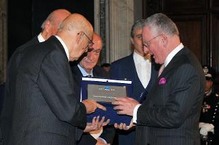 Il Presidente Giorgio Napolitano premia la Fondazione della Cassa di Risparmio di Verona durante la celebrazione della Giornata Nazionale per la Ricerca sul Cancro