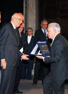 Il Presidente Giorgio Napolitano premia la Fondazione Cassa di Risparmio di Padova e Rovigo durante la celebrazione della Giornata Nazionale per la Ricerca sul Cancro