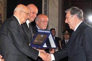 Il Presidente Giorgio Napolitano premia la Fondazione Cassa di Risparmio di Calabria e di Lucania durante la celebrazione della Giornata Nazionale per la Ricerca sul Cancro