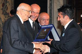 Il Presidente Giorgio Napolitano premia il Sig. Serafino Montaldi in occasione della celebrazione della Giornata Nazionale per la Ricerca sul Cancro