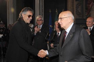 Il Presidente Giorgio Napolitano con Andrea Bocelli, in occasione della celebrazione della Giornata dello Spettacolo