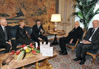 Il Presidente Giorgio Napolitano con una delegazione del &quot;Gruppo Arnoldo Mondadori&quot;