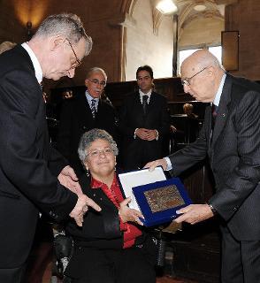 Il Presidente della Repubblica Napolitano consegna il &quot;Premio Napoli speciale 2009&quot;a Lucia e Marco figli di Maurizio Valenzi