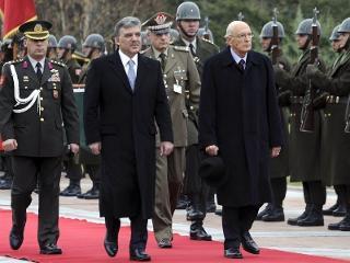Il Presidente della Repubblica Giorgio Napolitano con il Presidente della Repubblica di Turchia Abdullah Gul durante gli onori militari