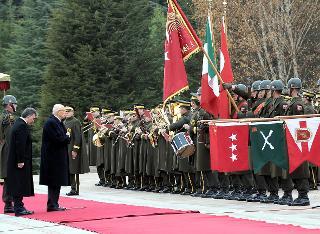 Il Presidente Giorgio Napolitano rende omaggio alla Bandiera durante la cerimonia di benvenuto
