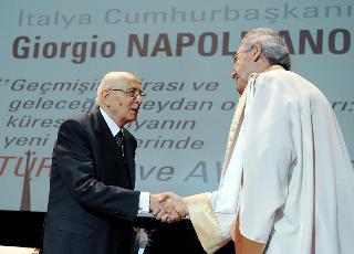 Il Presidente Giorgio Napolitano al termine della sua Conferenza, salutato dal Rettore dell'Università, Cemal Talug