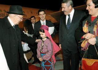 Il Presidente Giorgio Napolitano al suo arrivo viene ricevuto dal Governatore Cahit Kirak e Consorte