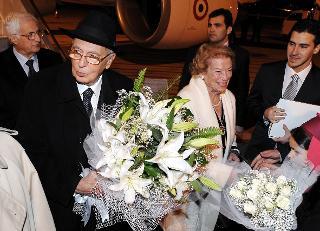 Il Presidente Giorgio Napolitano con la moglie Signora Clio all'aeroporto di Smirne.