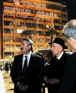 Il Presidente Giorgio Napolitano accompagnato dal Sindaco Aziz Kocaoglu .