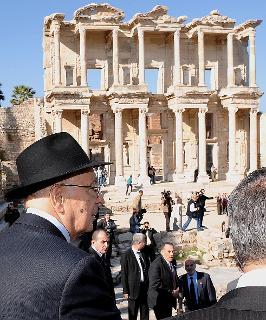 Il Presidente Giorgio Napolitano durante la visita alla zona archeologica di Efeso