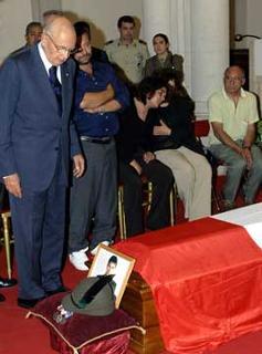 Il Presidente Giorgio Napolitano, nella foto con i familiari dello scomparso, rende omaggio alla salma del Caporal Maggiore Vincenzo Cardella deceduto in seguito al recente attentato in Afghanistan.